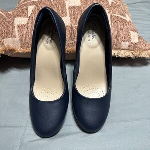 Women's Clark’s Blue Leather high heeled shoes pump. Size 6.5 M. Blue color.